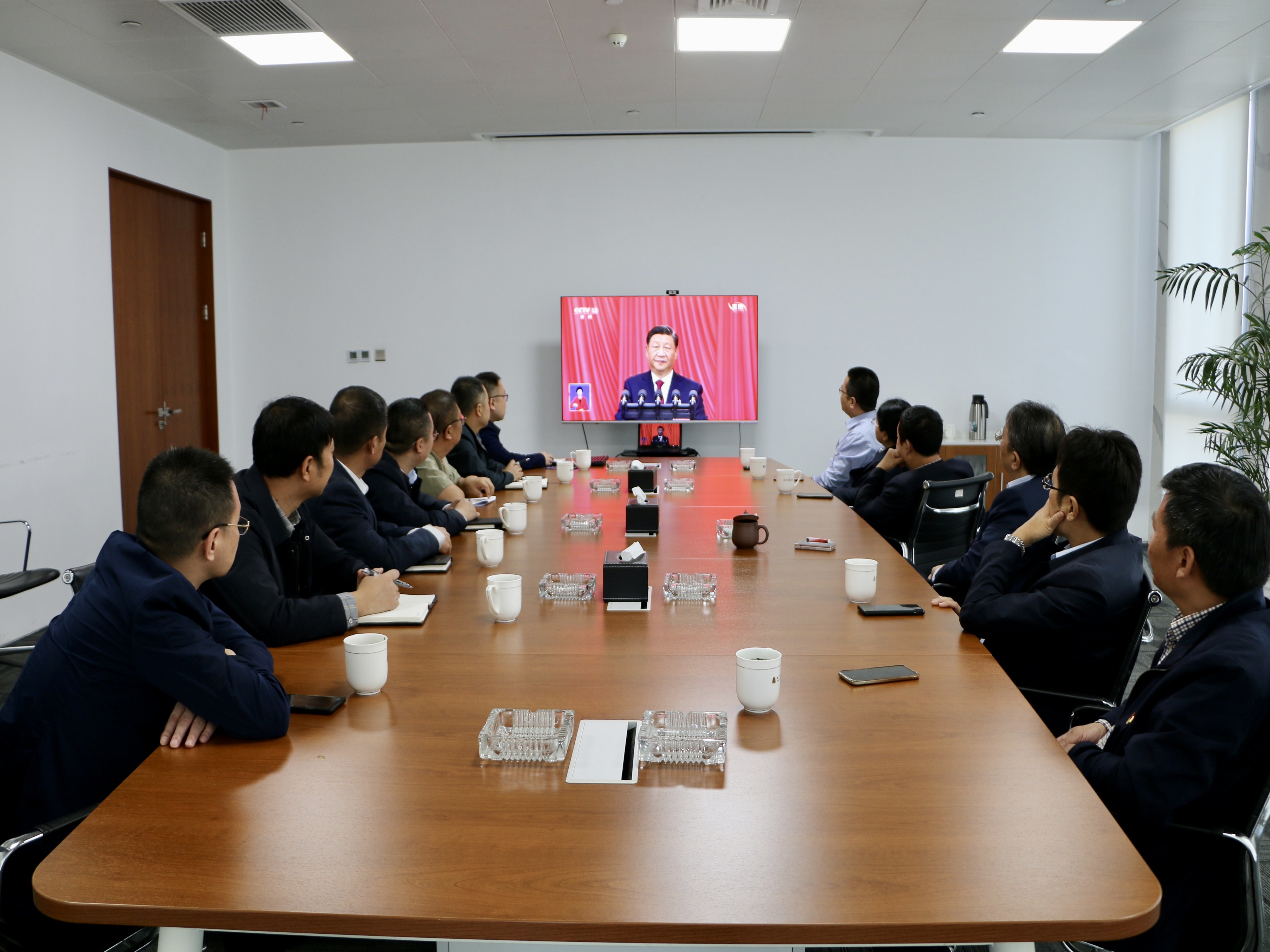 图1-2、第一分公司收看二十大开幕会.jpg