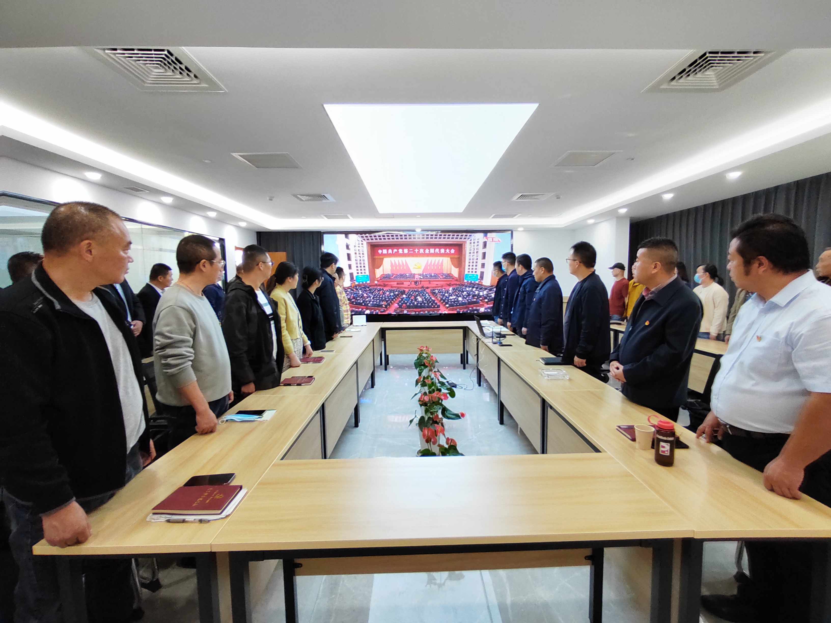 图1-4、设备安装处收看二十大开幕会.jpg