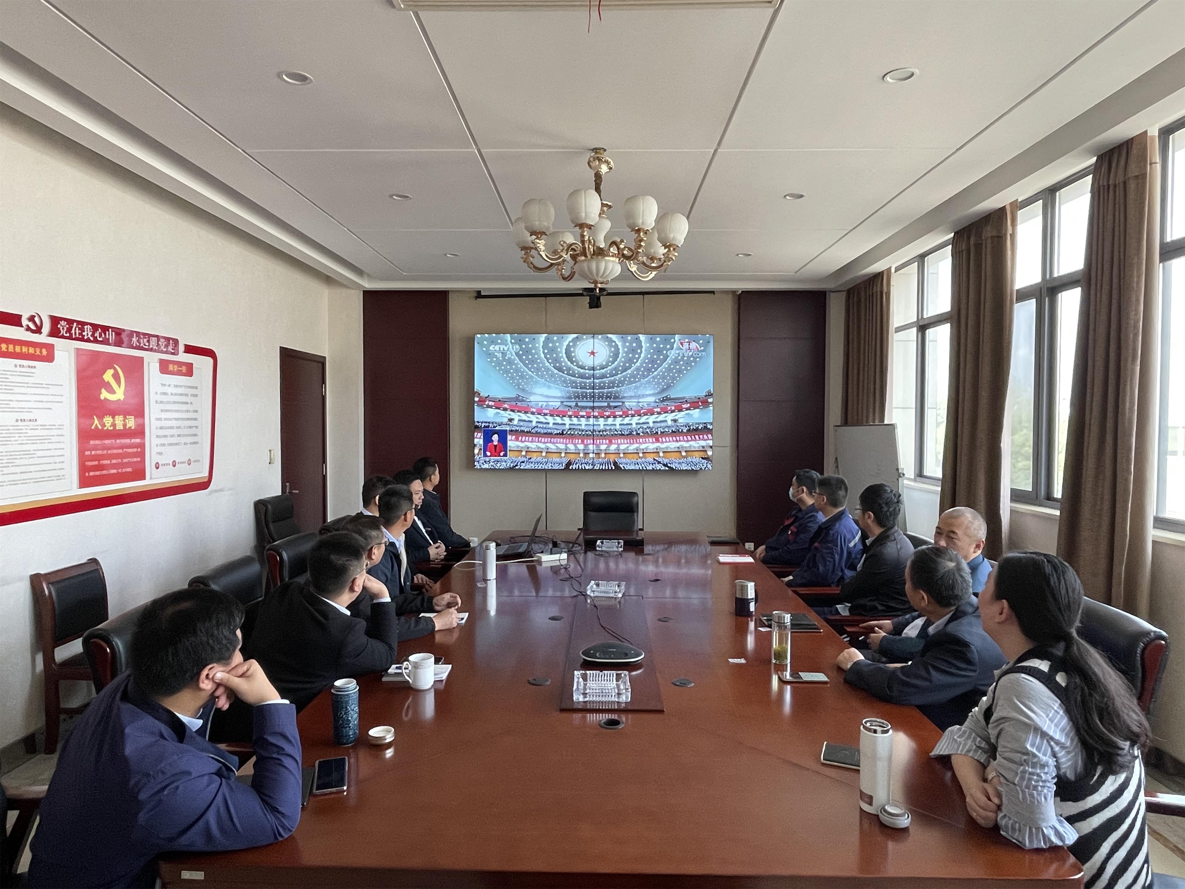 图1-8、钢结构分公司收看二十大开幕会.jpg