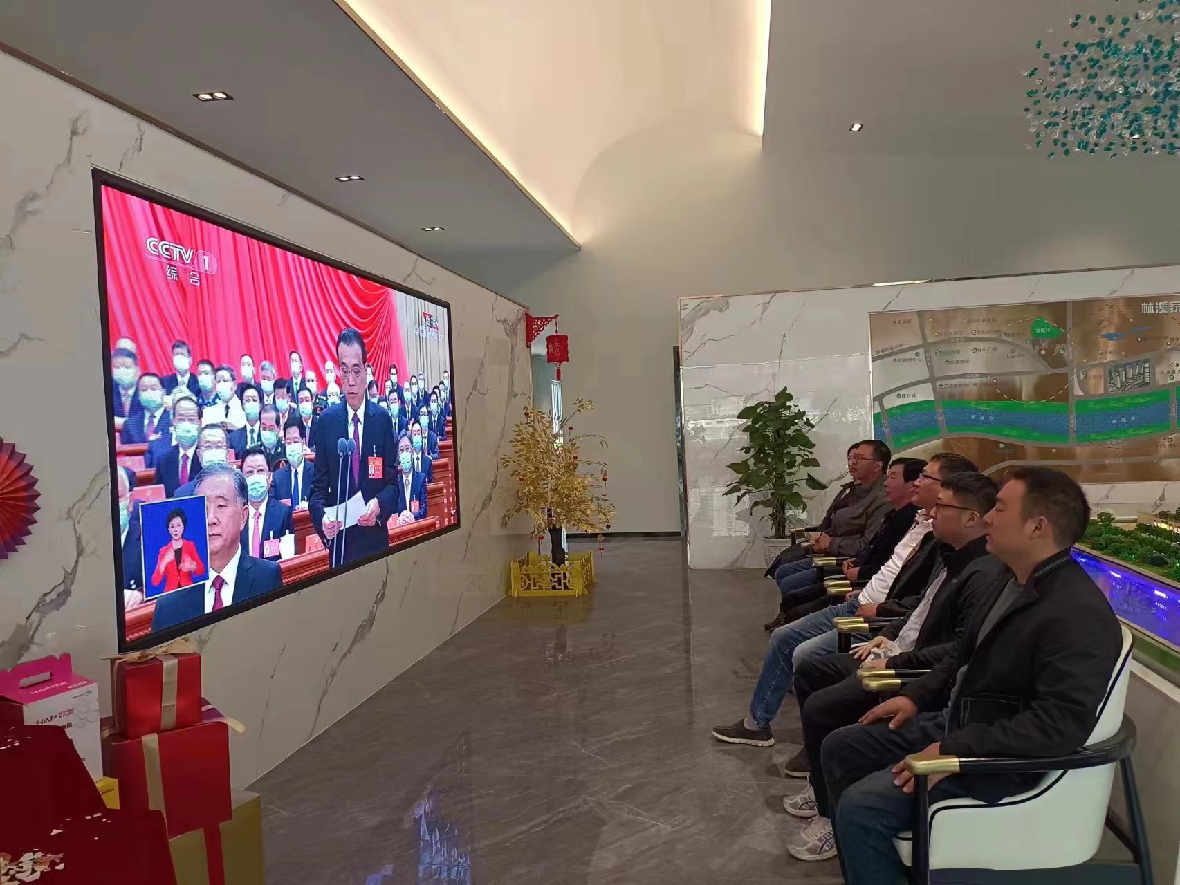 图1-19、同创房产公司收看二十大开幕会.jpg