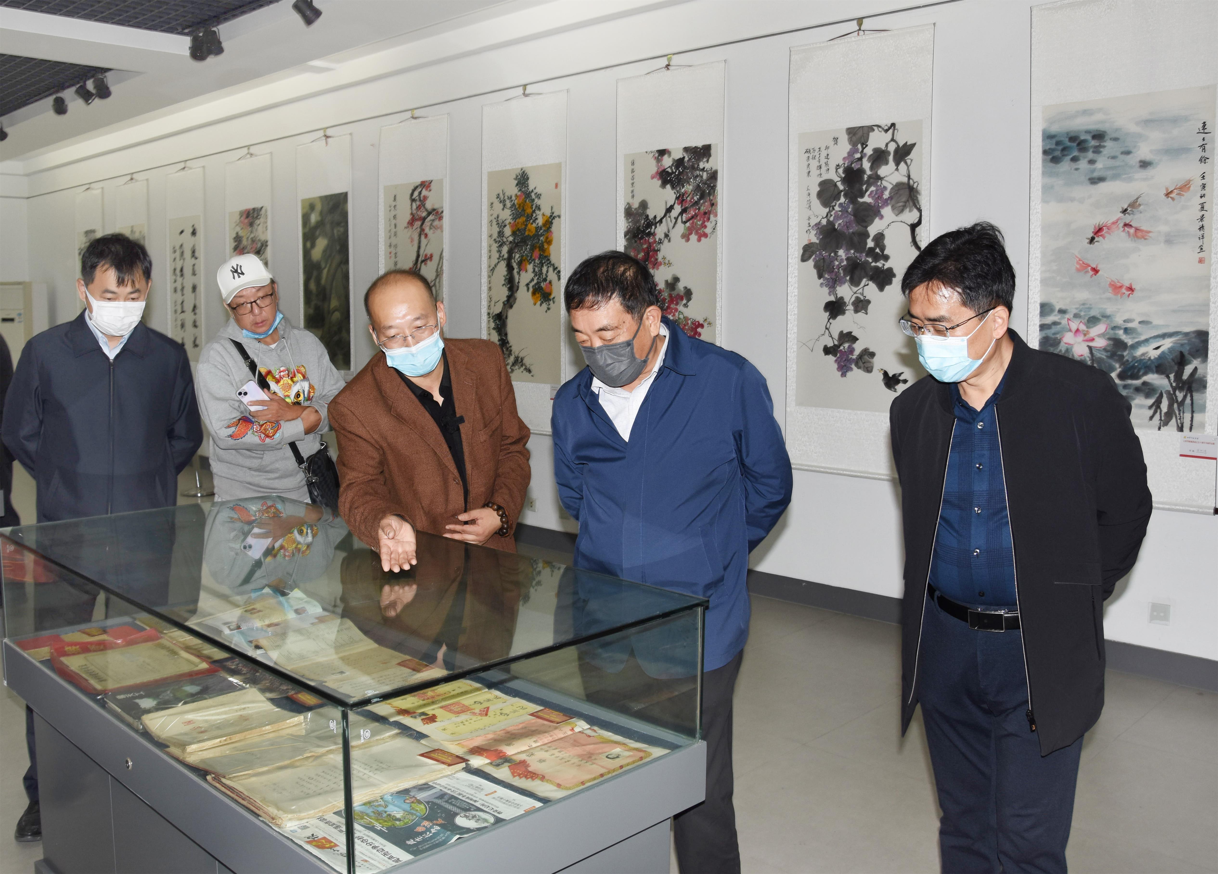 图1-3、参观收藏品.jpg