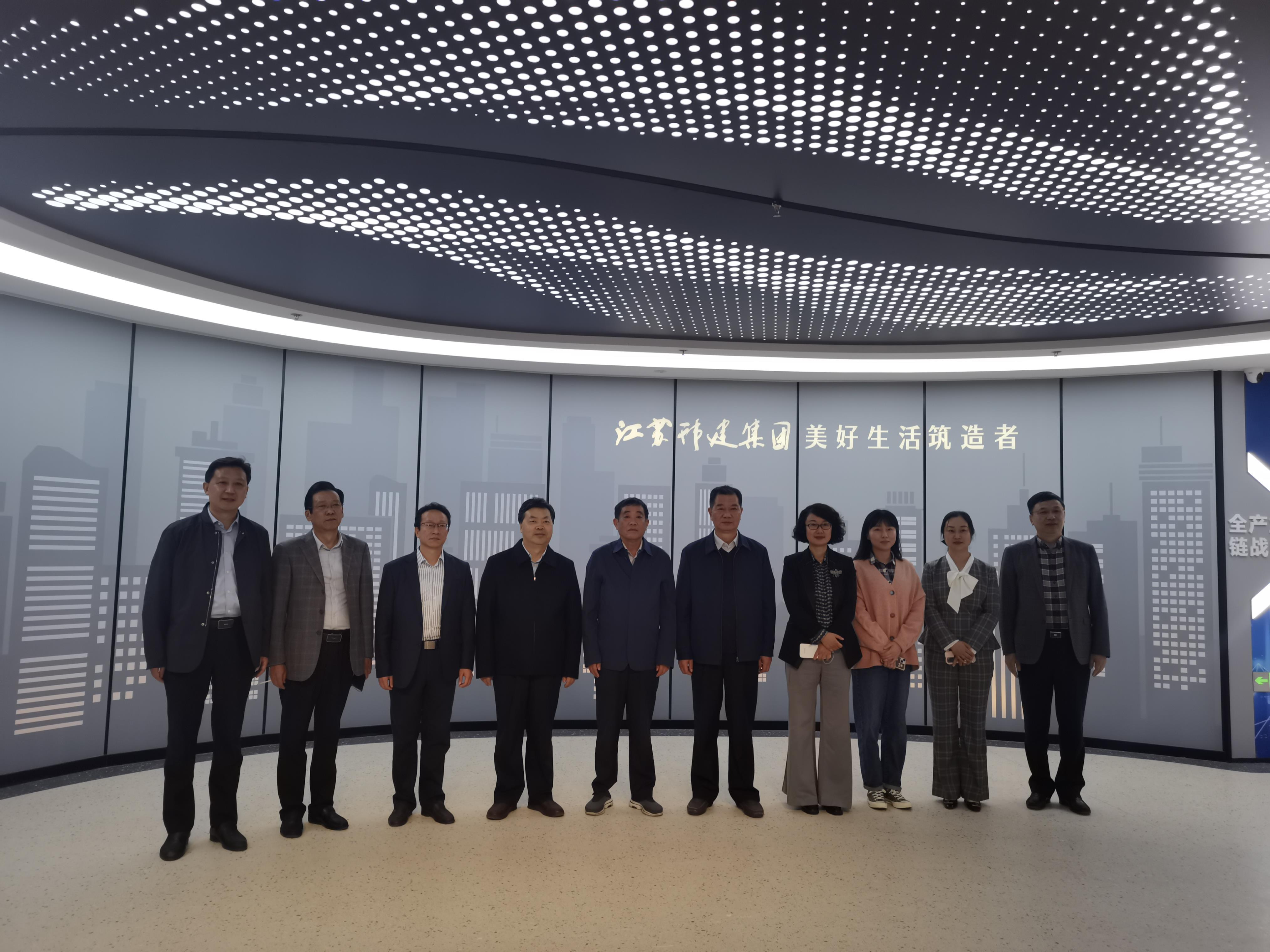 图1-2、张家来副局长参观集团体验馆.jpg