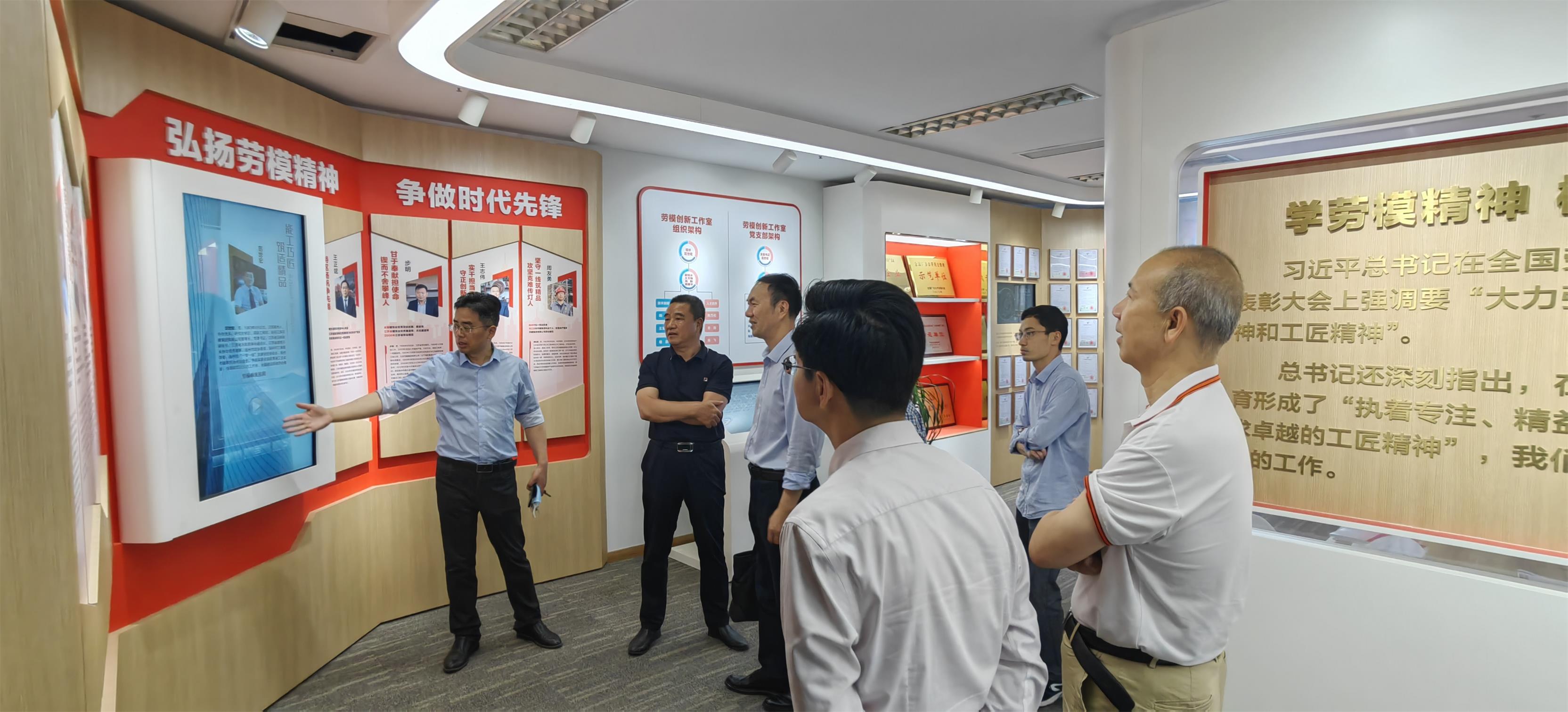 图1-10、人大政协来集团查看劳模工作室.jpg