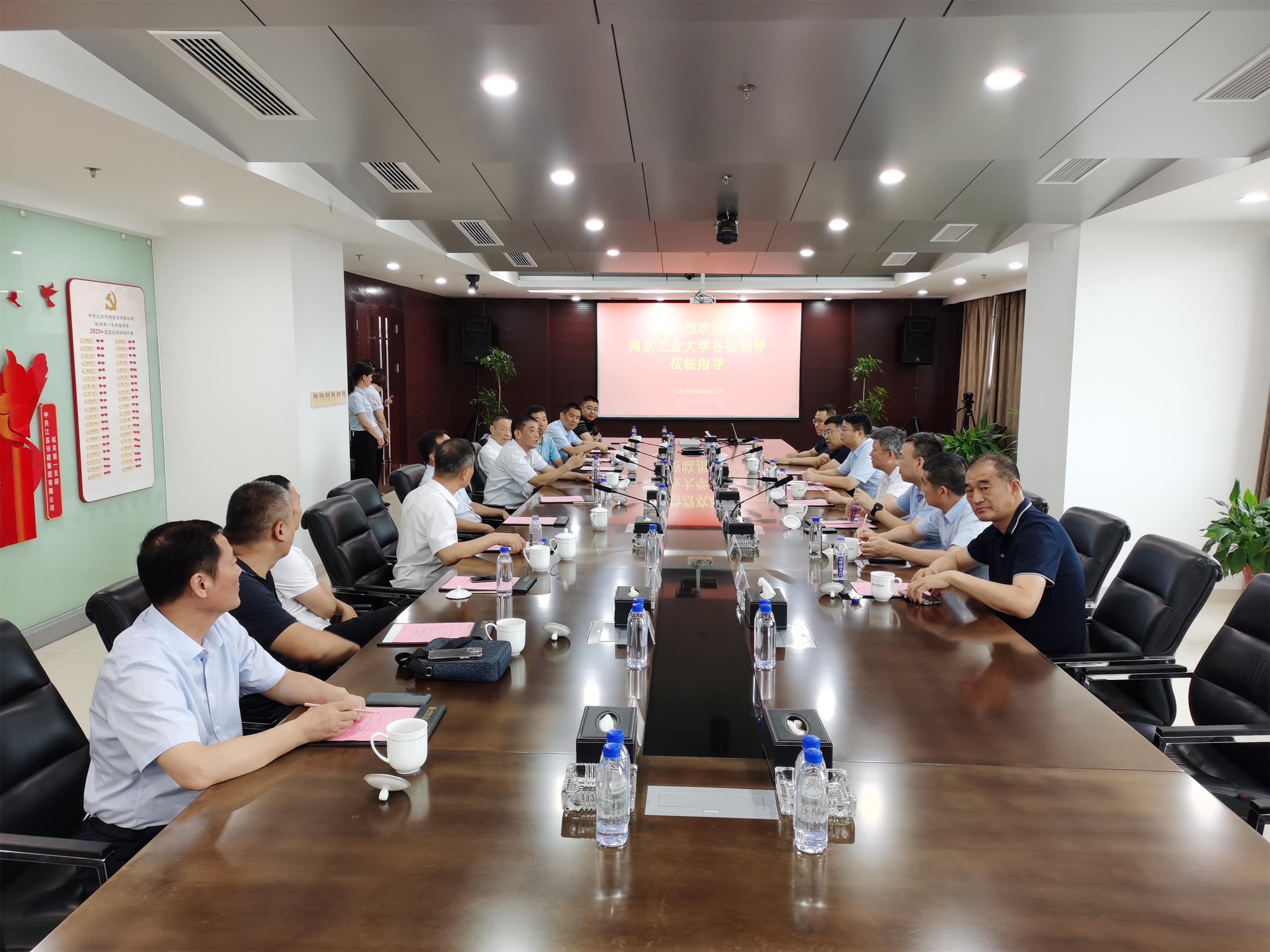 图1-1、芮鸿岩书记走访校友企业.jpg