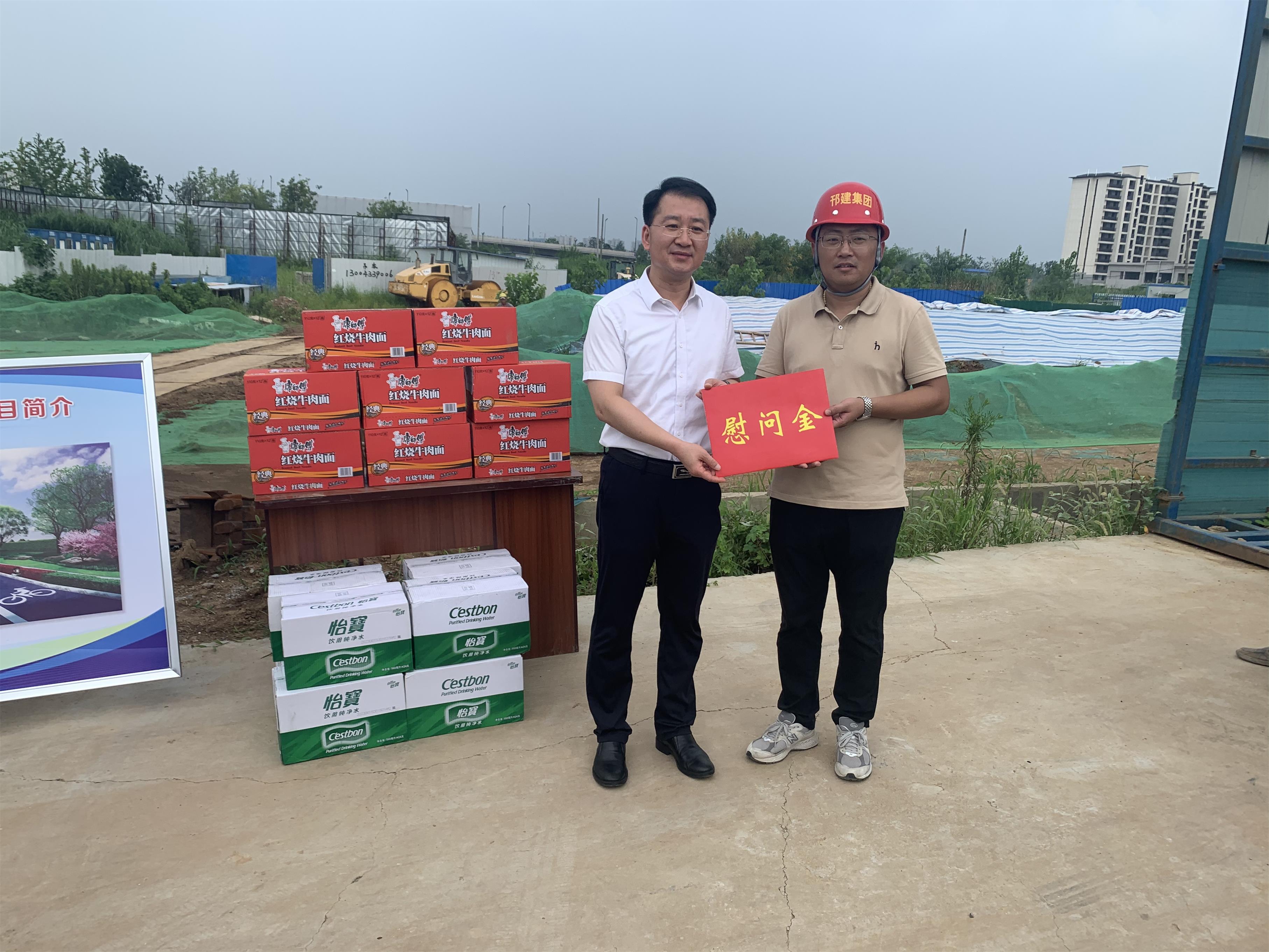 图1-4张新钢慰问唐悦路西延项目.jpg