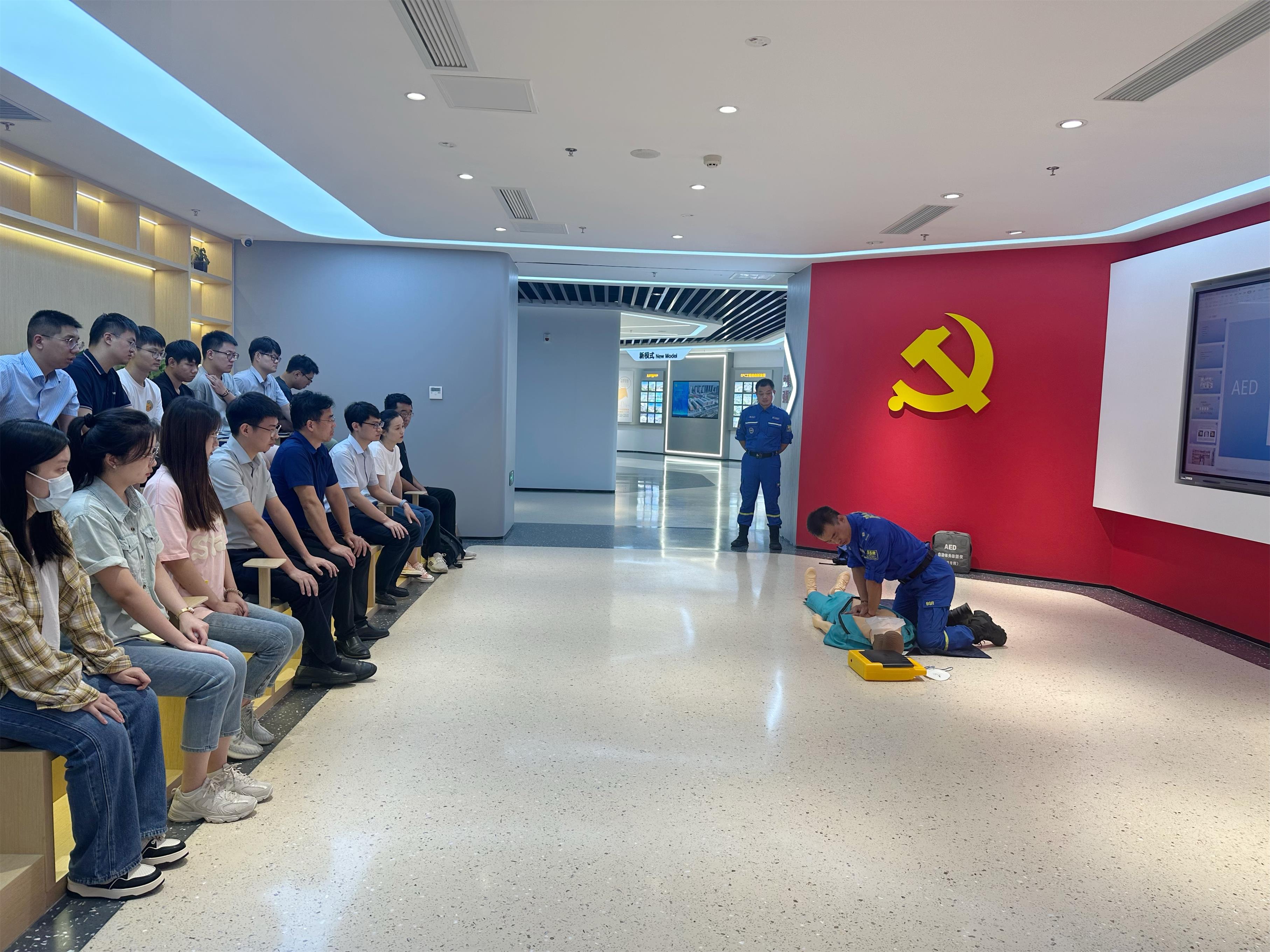 图1-5、志愿者服务队急救培训.jpg